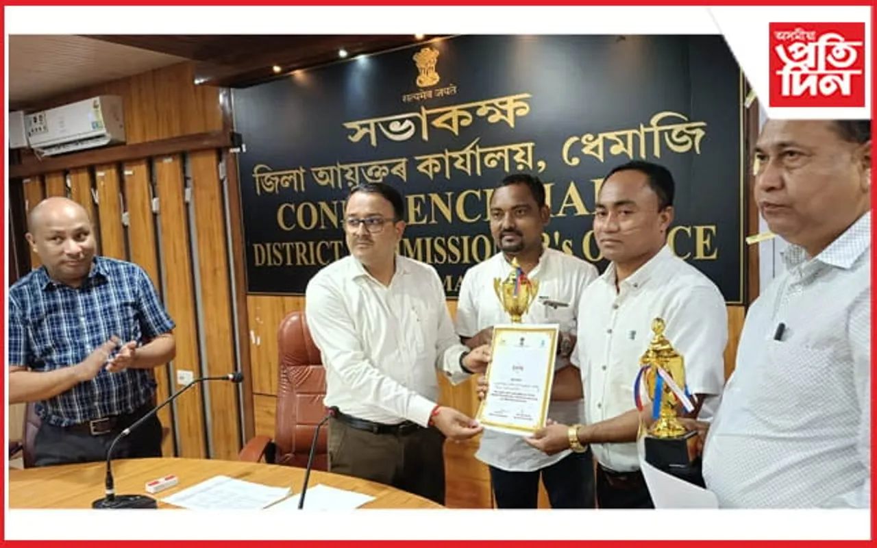 ধেমাজি জন স্বাস্থ্য কাৰিকৰী বিভাগৰ জল জীৱন মিছনৰ জল সেৱা বঁটা বিতৰণ